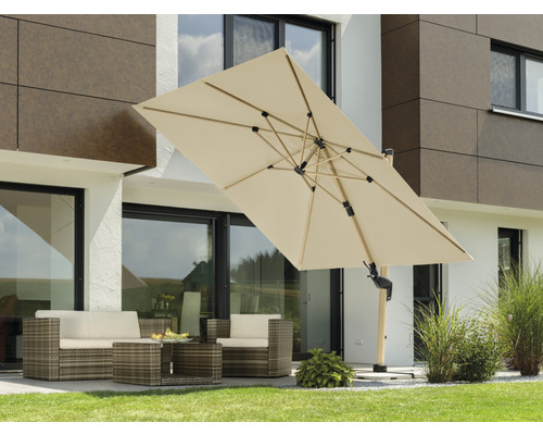 Szene mit Gartensitzgruppe und Sonnenschirm vor einem Haus