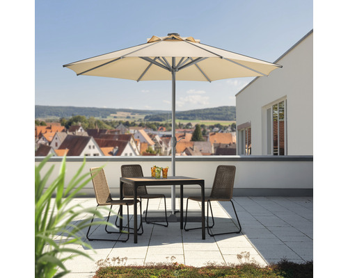 Terrasse mit Sonnenschirm, Tisch und vier Stühlen