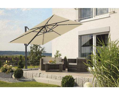 Szene mit einem rechteckigen Sonnenschirm, einer Sitzgruppe und einer Terrasse