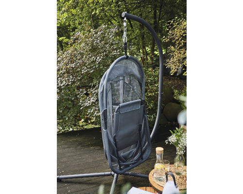 Hängesessel mit Gestell im Garten