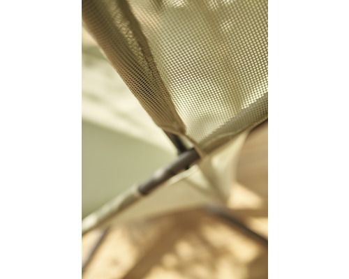 Detailaufnahme eines Zeltnetzes mit Rahmen