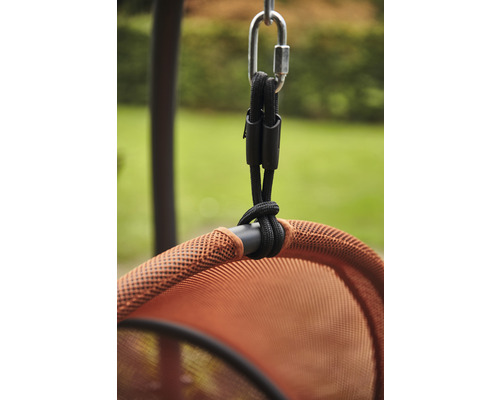 Detailaufnahme einer Hängemattenaufhängung mit Karabinerhaken