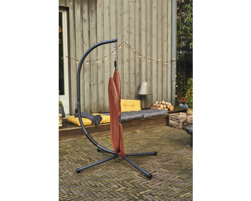 Hängesessel mit Stahlgestell im Außenbereich