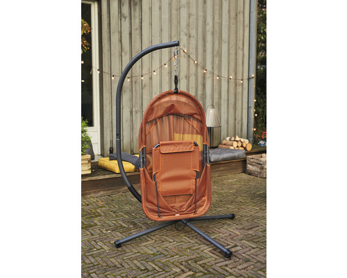 Hängesessel mit Gestell im Außenbereich