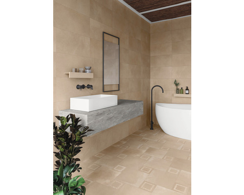 Helles Badezimmer mit beigen Fliesen an Wänden und Boden, freistehender Badewanne und Waschtisch