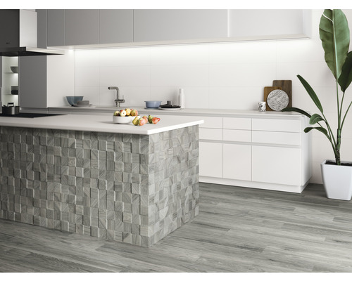 Helle Küche mit Kücheninsel, Bodenfliesen und Zimmerpflanze