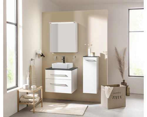 Badezimmer mit Waschbecken, Unterschrank, Spiegelschrank und Wäschekorb