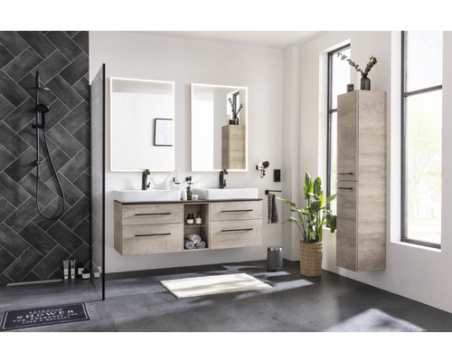 Modernes Badezimmer mit Waschtisch, Spiegeln mit Beleuchtung, Duschbereich und Hochschrank in Holzoptik