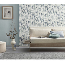Wohnzimmer mit Sofa und gemusterter Tapete