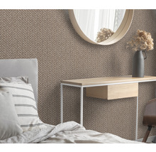 Schlafzimmer mit Bett, Konsole, Spiegel und gemusterter Tapete mit Fischgrätenmuster