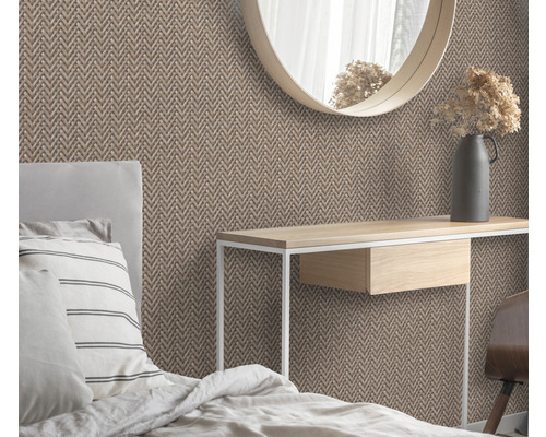 Schlafzimmer mit Bett, Konsole, Spiegel und gemusterter Tapete mit Fischgrätenmuster