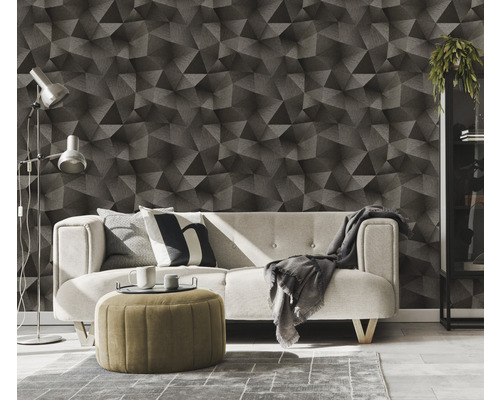 Wohnzimmer mit Sofa, Stehlampe, Teppich und geometrischer Tapete