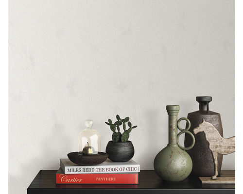 Tapete mit abstraktem Muster auf einer Wand mit dekorativen Elementen