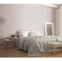 Helles Schlafzimmer mit gemusterter Tapete, Bett und Nachttischen.