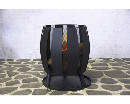 Feuerstelle aus Metall mit Brennholz auf einem Steinfußboden