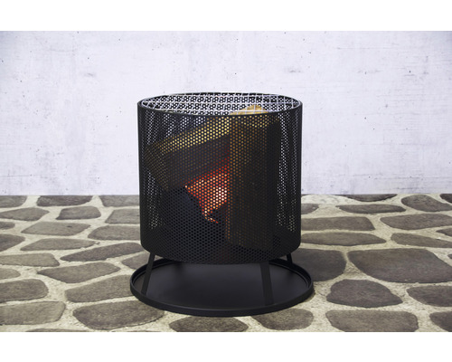 Feuerkorb aus Metall mit Brennholz
