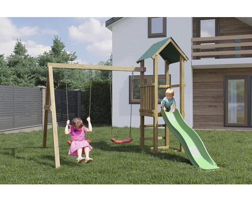 Kinderspielplatz mit Schaukel und Rutsche im Garten