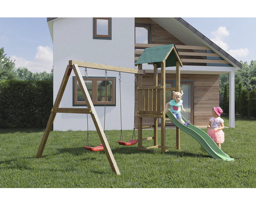 Holzspielplatz mit Schaukel und Rutsche im Garten