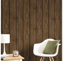 Szene mit Holzpaneel Tapete, Stuhl und Tischlampe