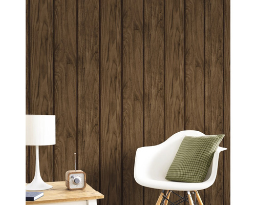 Szene mit Holzpaneel Tapete, Stuhl und Tischlampe