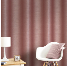 Dekoratives Zimmer mit Wandtapete, Stuhl, Tischlampe und Radio