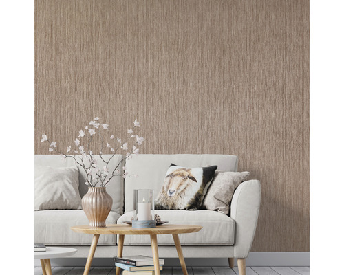 Wohnzimmer mit beiger Strukturtapete, Sofa und Tisch