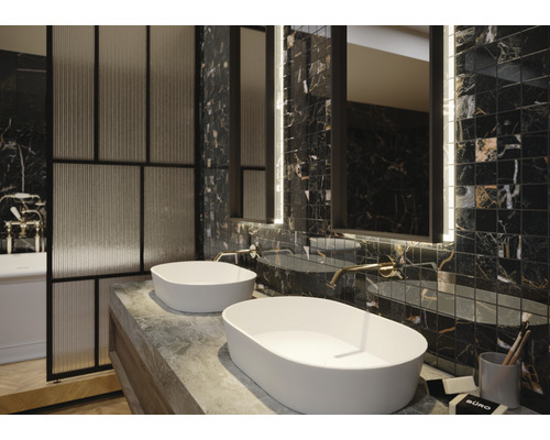 Badezimmer mit Doppelwaschtisch, Spiegeln, Mosaikfliesen und Duschabtrennung