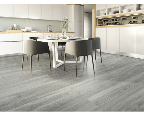 Heller Küchenbereich mit Esstisch und Vinylboden in Holzoptik