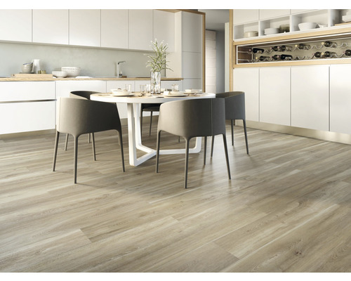 Heller Küchenraum mit Holzboden, Esstisch und Stühlen.