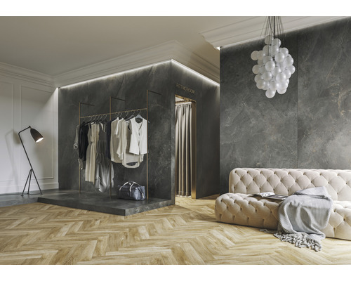 Elegantes Ankleidezimmer mit Kleiderstange, Sofa und Beleuchtung