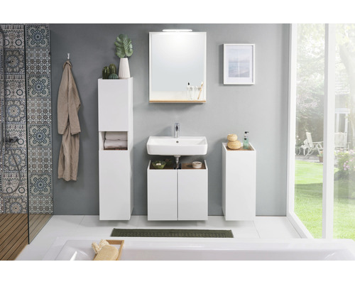 Badezimmer mit Waschbecken, Spiegel, Schränken und Dusche für ein helles und organisiertes Ambiente.