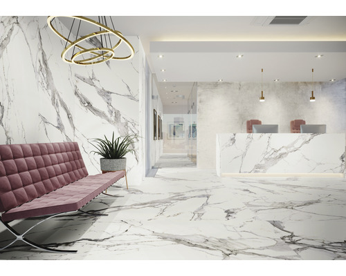 Elegante Empfangshalle mit Marmorboden, Rezeption und Sitzbereich