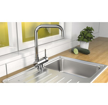 Küchenspüle mit Wasserhahn, Fenster und Dekoration