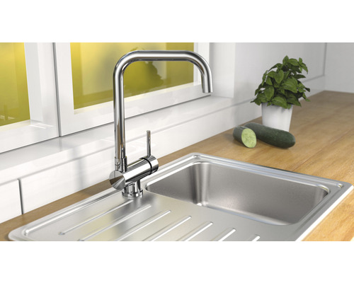 Küchenspüle mit Wasserhahn, Fenster und Dekoration