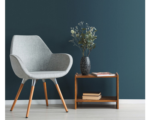 Zimmeransicht mit Sessel, Tisch und Dekoration