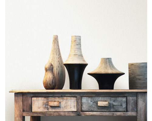 Dekorative Holzvasen und Kommode mit Schubladen
