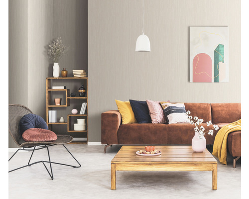 Wohnzimmer mit Couch, Tisch und Regal.