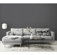 Graue Wohnzimmerwand mit Couch, Lampe und Tisch
