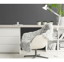 Büroszene mit Schreibtisch, Stuhl mit Überwurf, Stehlampe und Dekoration