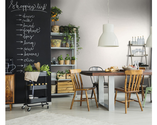 Esszimmer mit Esstisch, Stühlen, Regal und schwarzer Tafel mit Einkaufsliste