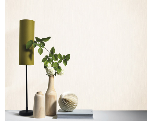 Helle, strukturierte Tapete im Schlafzimmer mit Lampe, Vasen und Dekoration