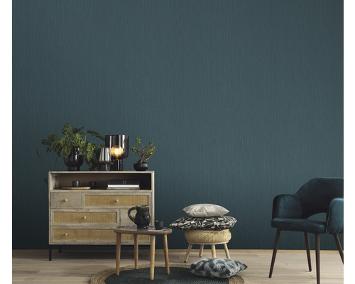 Wohnzimmer mit Kommode, Tisch, Stuhl und gemusterter Tapete