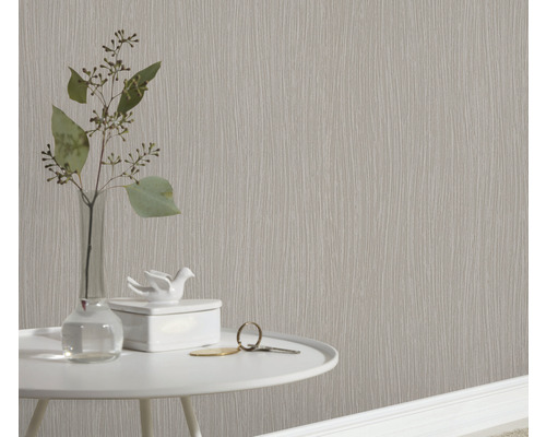 Nahaufnahme einer hellen Strukturtapete mit Tisch und Dekoration