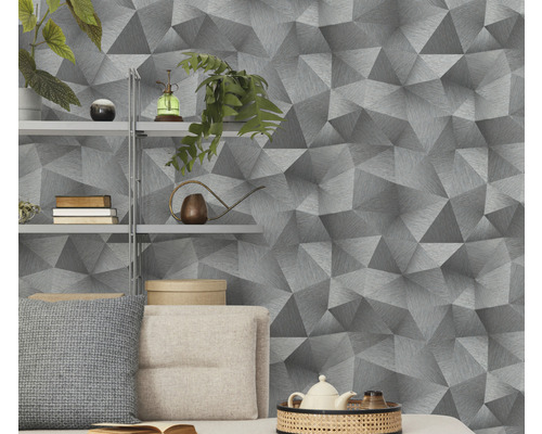 Wohnraum mit geometrischer Tapete in dreidimensionaler Optik, Regal und Dekoration