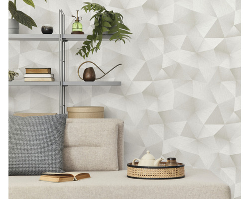 Wohnzimmer mit geometrischer Tapete, Regal und Dekorationsgegenständen