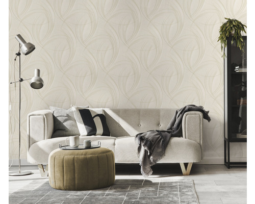 Wohnzimmer mit Sofa, Teppich, Stehlampe und Tapete mit abstraktem Muster für eine helle und freundliche Atmosphäre.