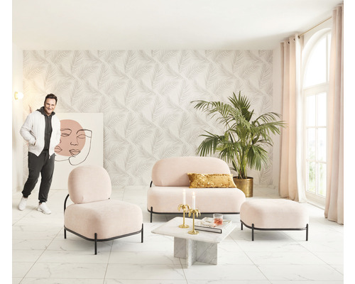 Heller Wohnraum mit rosa Sofa, Sessel, Hocker, Marmortisch, Palme und Mann