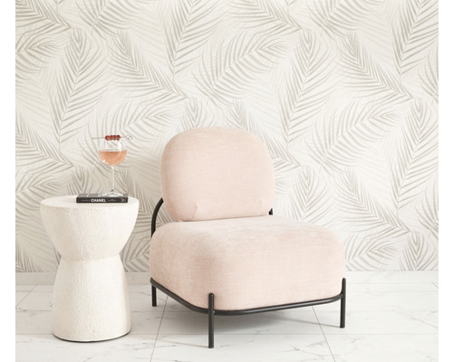 Szene mit einem Sessel, einem Beistelltisch, einem Cocktail und einer gemusterten Tapete