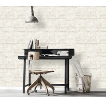Arbeitszimmer mit Steintapete, Schreibtisch, Stuhl und Dekoration