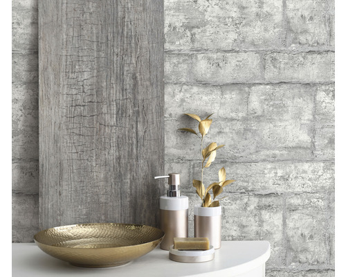 Badezimmerstillleben mit Holzpaneel und Mauerwerktapete